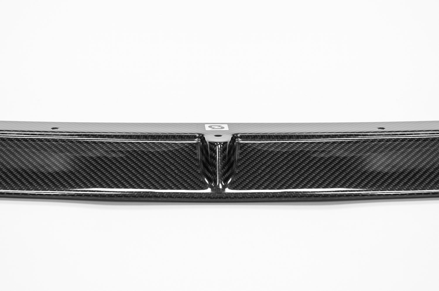 close-up on black splitter with sterckenn logo on white background