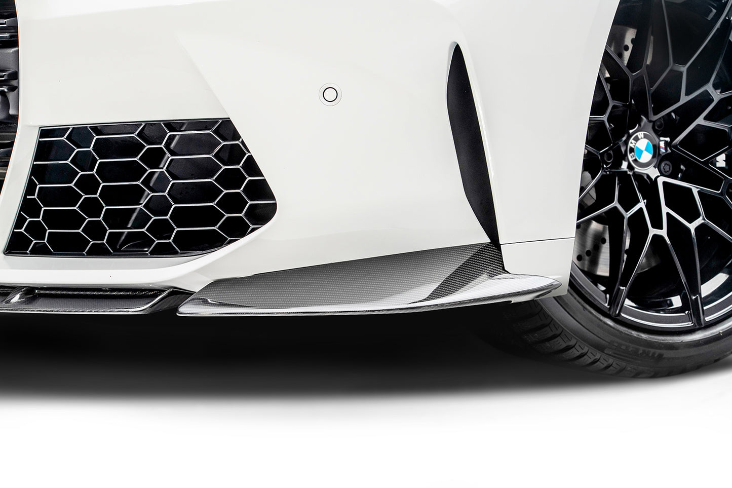 splitter on a white BMW M4 (G82) on a white background