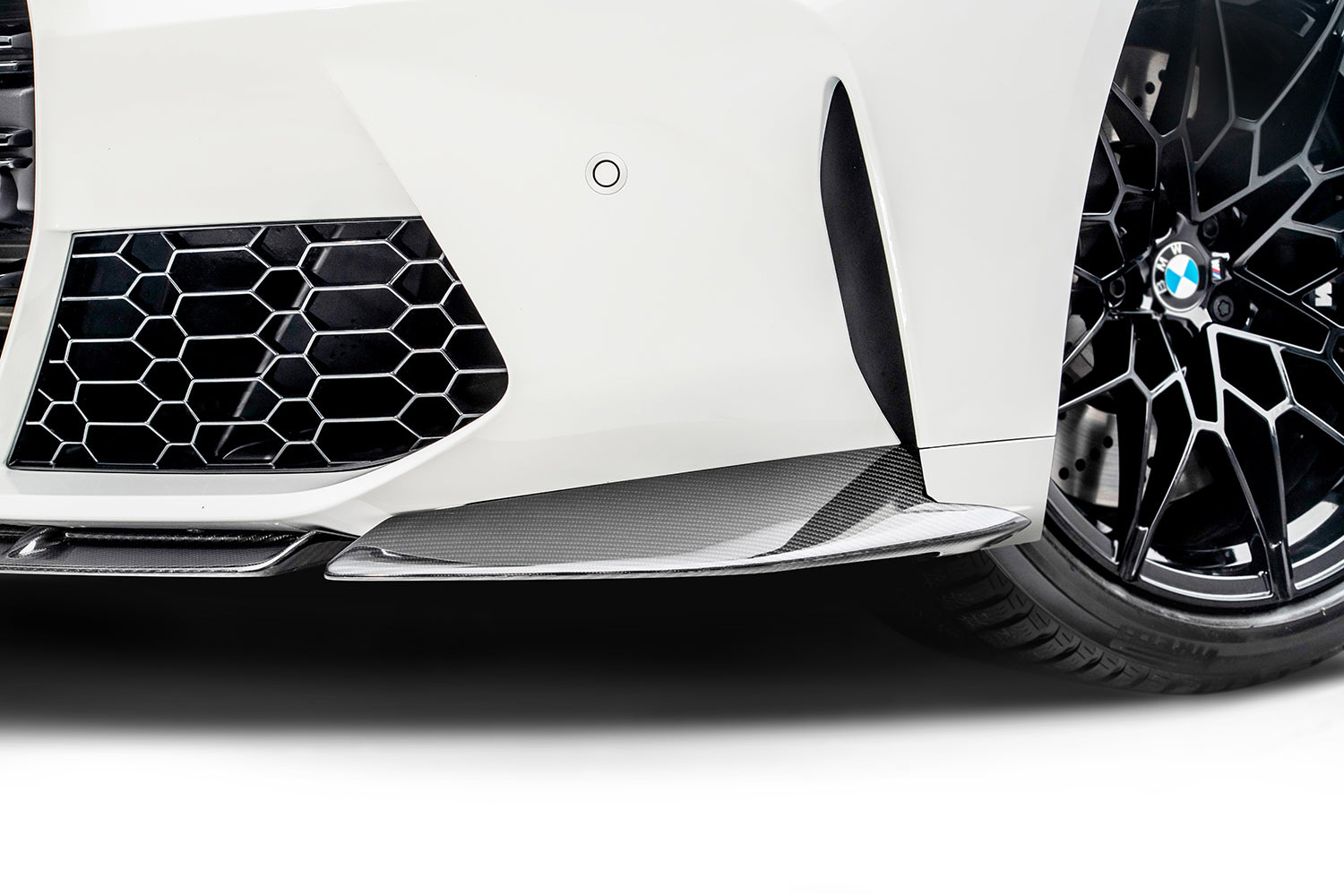 splitter on a white BMW M4 (G82) on a white background